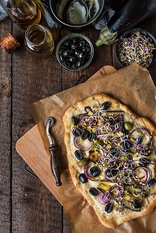 Pizza z beszamelem grillowanym bakłażanem i czarnymi oliwkami