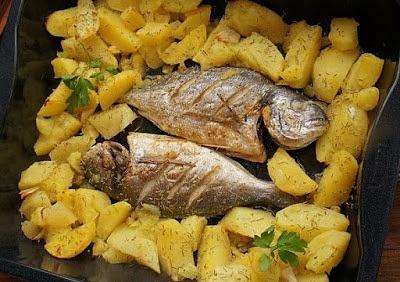 Dorada pieczona z ziemniakami i rozmarynem w białym winie