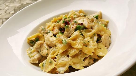 Farfalle z kurczakiem i groszkiem w sosie z sera Roquefort i białym winem