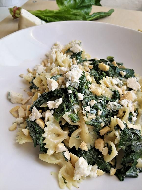 Farfalle ze szpinakiem, serem gorgonzola i orzechami nerkowca