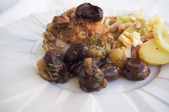 Pieczony kurczak z winogronami i oliwkami