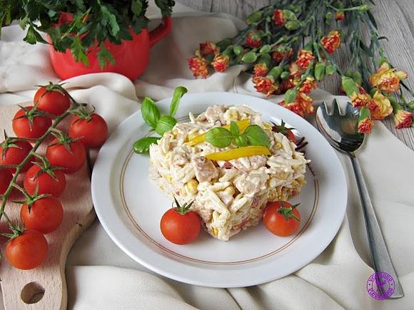 Makaronowa sałatka z kurczakiem i papryką