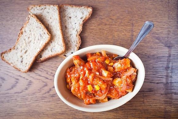 Salsa ze śledziem, kukurydzą i ananasem - przekąska rybna