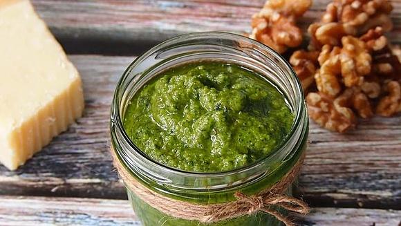 Kolejne pesto - przepis na domowe pesto z bazylii i orzechów włoskich