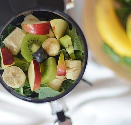 Koktajl z jarmużu, kiwi, jabłka i banana z cytryną