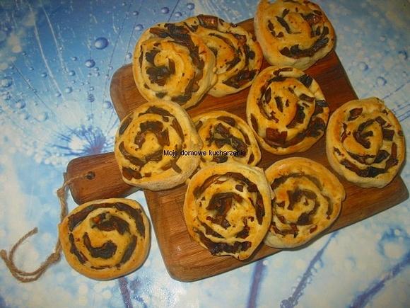 Zawijańce z pieczarkami i drożdżowym ciastem