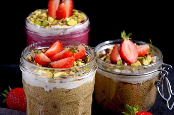Marchewkowy pudding z chia i owocami