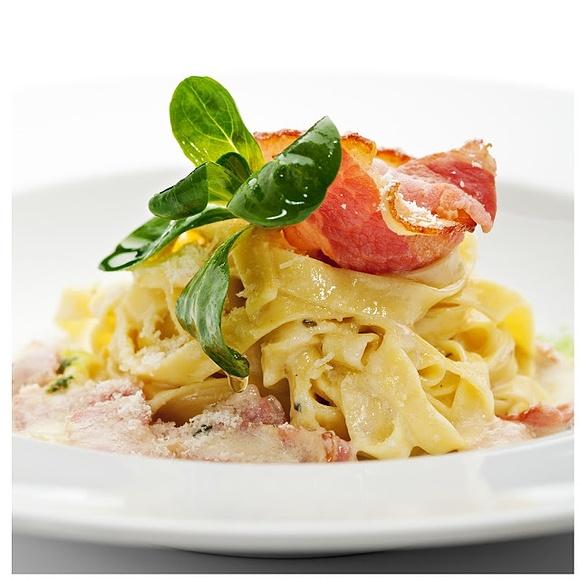 Makaron alla carbonara – przepis na włoską potrawę z boczkiem i jajkami