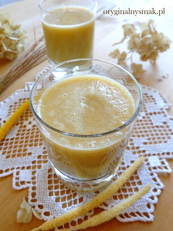 Smoothie z bananów jabłek i soku pomarańczowego