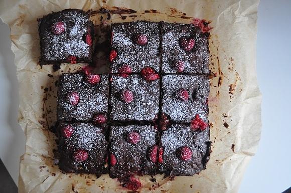 Daktylowe brownie z malinami