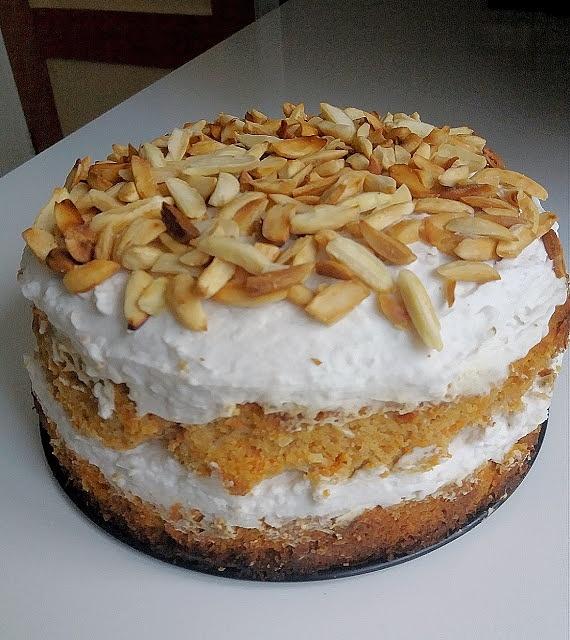 Zdrowy naked cake marchewkowo-migdałowo-kokosowe