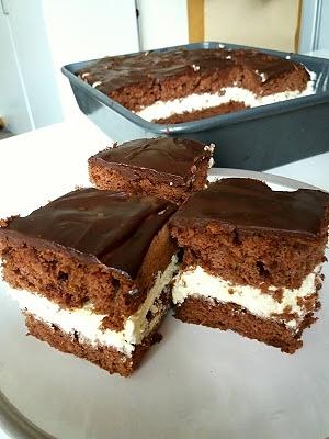 Ciasto w-z z polewą czekoladową i bitą śmietaną