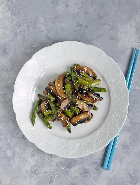 Stir-fry z pieczarek i szparagów