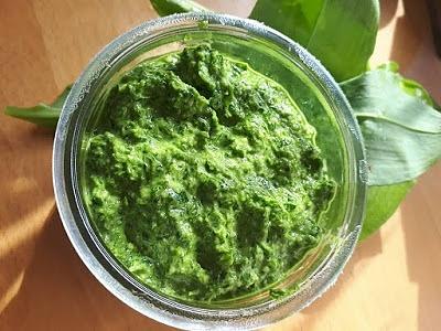 Pesto z czosnku niedźwiedziego z prażonymi migdałami