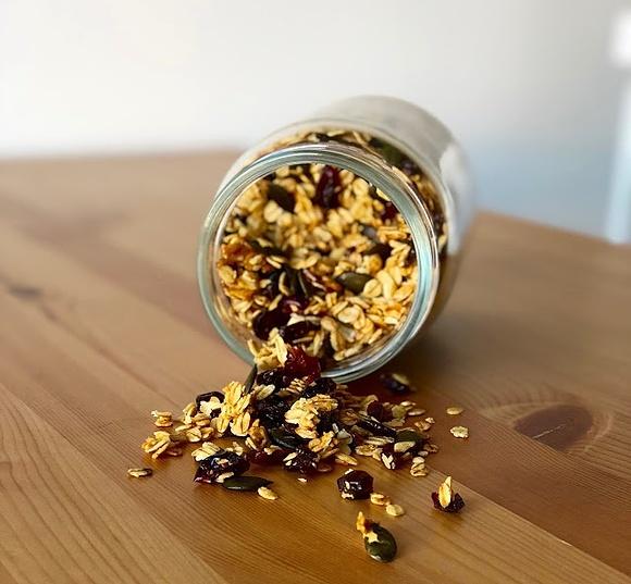 Granola z pestkami dyni suszoną żurawiną i wiórkami kokosowymi