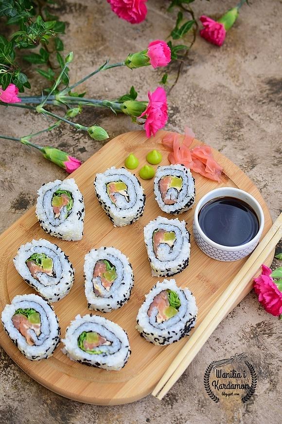 California maki sushi z wędzonym łososiem i awokado