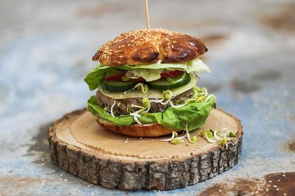 Domowe hamburgery wołowo-wieprzowe z sosem do burgerów