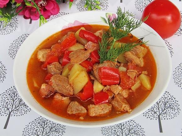 Bogracz z boczkiem, ziemniakami i papryką