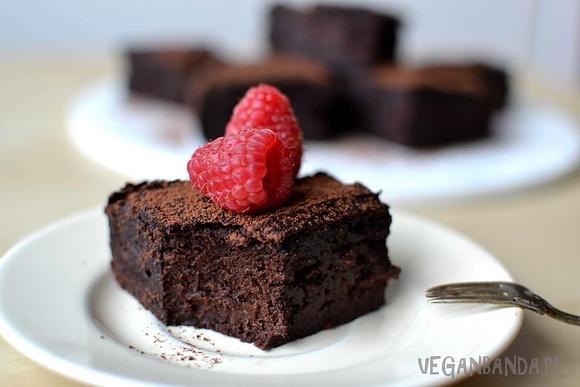 Bezglutenowe brownie z awokado bez oleju i cukru