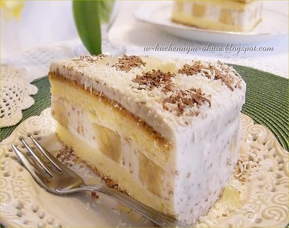 Tort z kremem stracciatella i bananami
