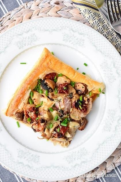 Tarta grzybowa z kurczakiem, suszonymi pomidorami i serem Gruyère