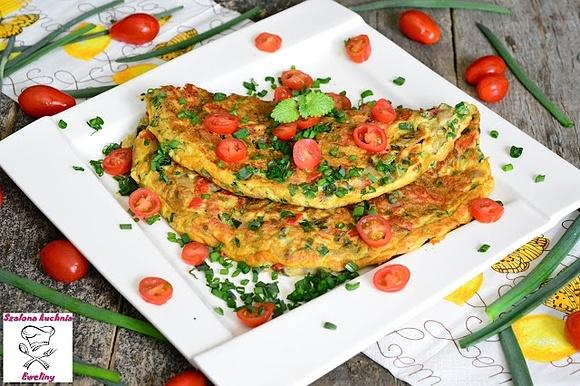 Wiosenny omlet z warzywami i szynką