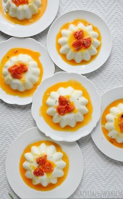 Panna cotta na jogurcie z sosem pomarańczowo-imbirowym i rozmarynem