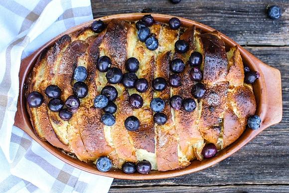 Zapiekanka śniadaniowa z tostów francuskich i borówek