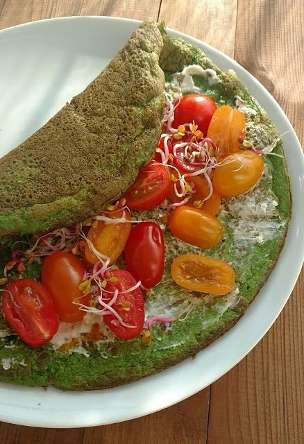Omlet szpinakowy z pomidorkami, czosnkiem i twarożkiem