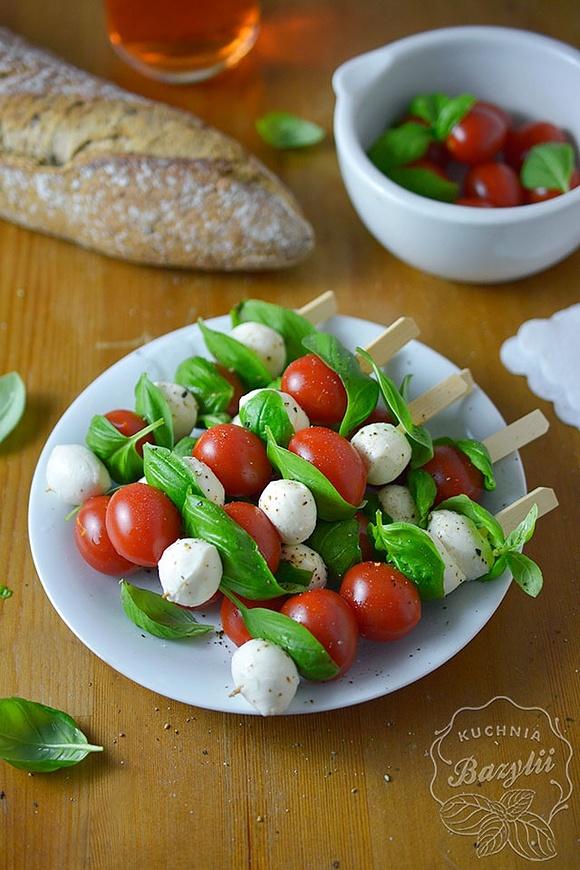 Szaszłyki caprese na grilla – przepis na szybką przekąskę