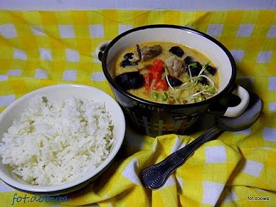 Szybkie tajskie danie z curry, drób i warzywa