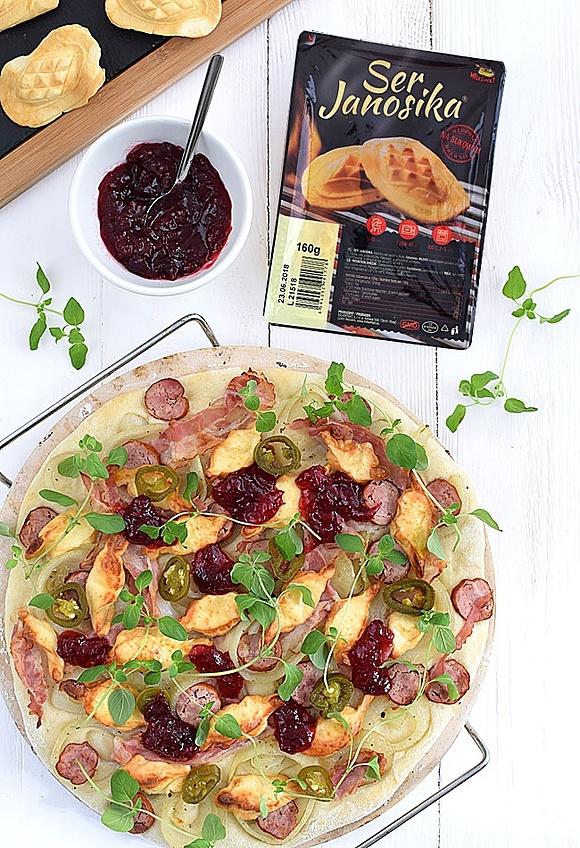 Pizza bacowska z serem Janosika, kiełbasą, boczkiem i pikantnym akcentem