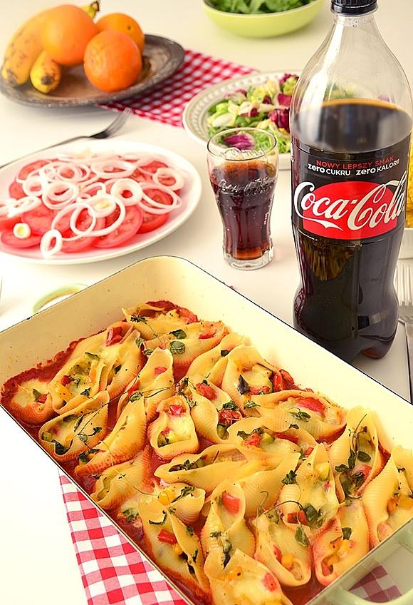 Muszle makaronowe zapiekane z pieczonymi warzywami w sosie pomidorowym