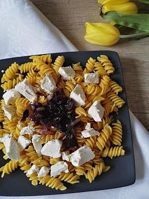 Makaron z karmelizowaną cebulą i fetą
