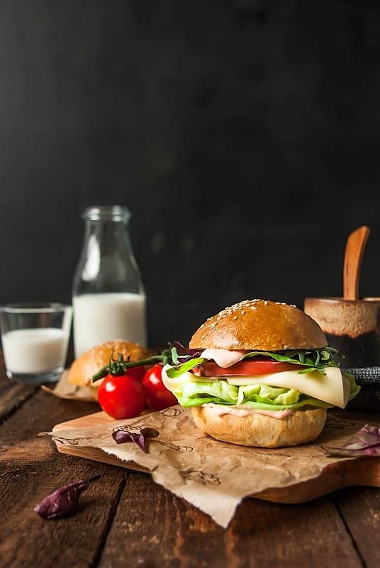 Burger śniadaniowy z bułką na śniadanie