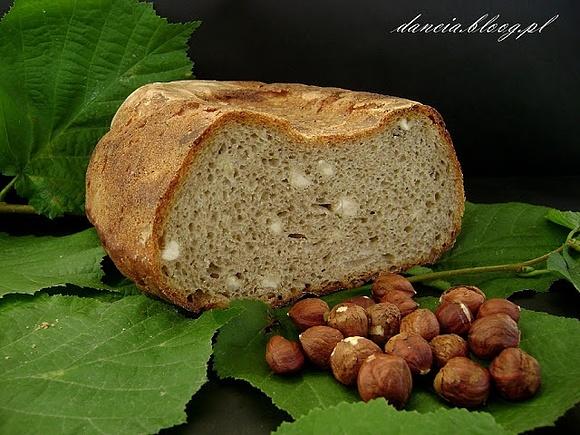 Chleb żytni z orzechami laskowymi