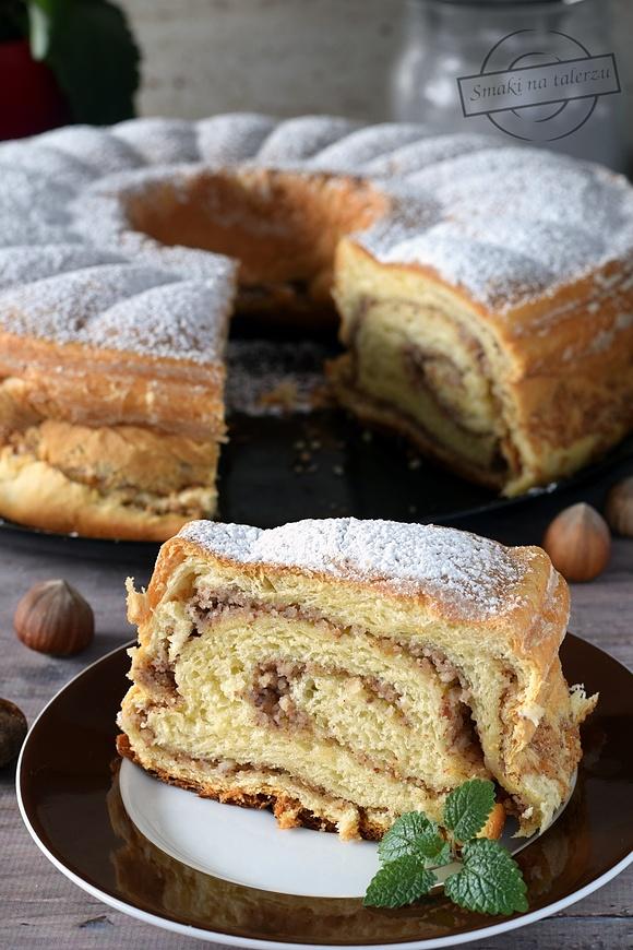 Drożdżowa babka z orzechowym nadzieniem