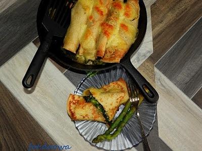 Zapiekane naleśniki ze szpinakiem, szparagami i mozzarellą