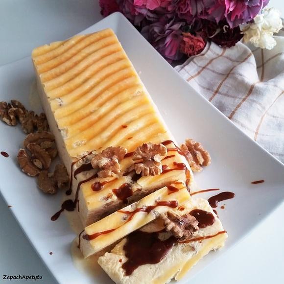 Semifreddo z orzechami włoskimi i solonym karmelem
