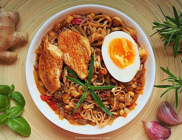 Rozgrzewający soy sauce ramen z jajkiem i kurczakiem