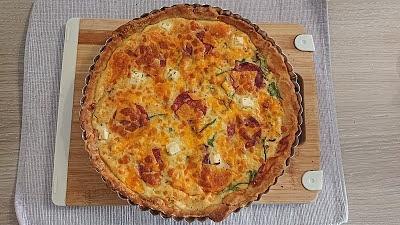 Tarta serowa ze szpinakiem i salami