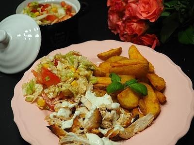 Drobiowy kebab na talerzu