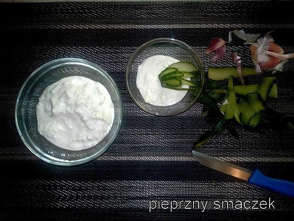 Tzatziki grecki sos na bazie jogurtu, czosnku i ogórków