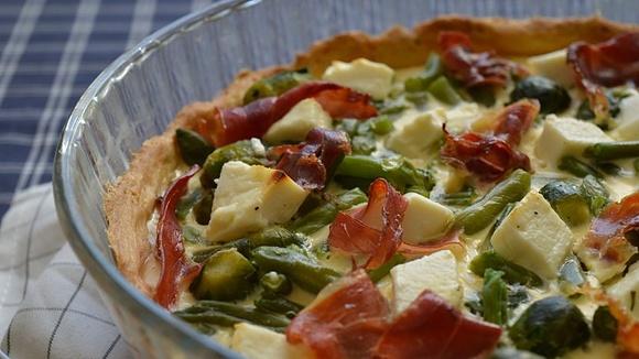 Tarta z brukselką, zieloną fasolką i serem feta