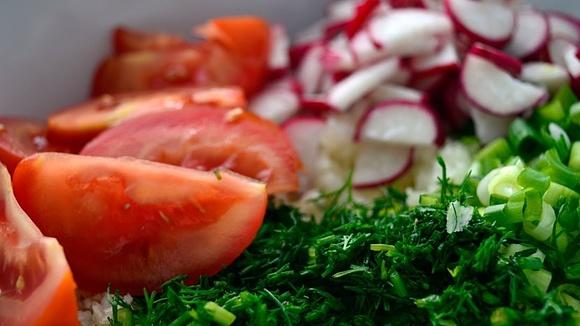 Surówka z młodej kapusty z pomidorem i rzodkiewką