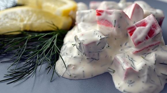 Paluszki z surimi w sosie jogurtowym z koperkiem