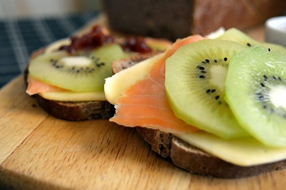 Kanapka z wędzonym łososiem i kiwi