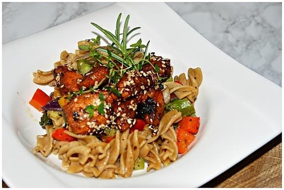 Makaron z warzywami i kurczakiem w sosie teriyaki