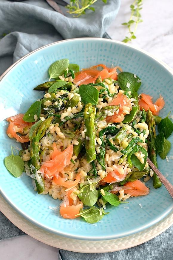 Risotto ze szparagami i łososiem