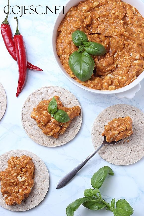 Kremowa pasta z jajek awokado i pieczonej papryki